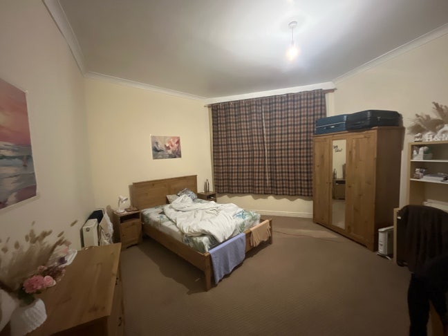 A Rooom available in a flat  Main Photo