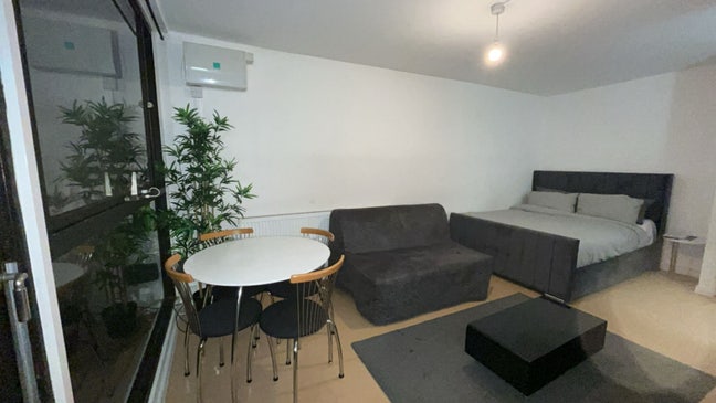 Stunning Studio Flat, Available to Let, SW1V Main Photo