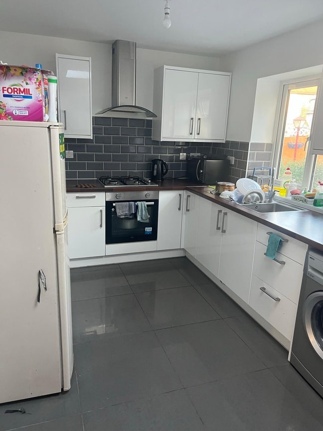 A three quarter room available to let in Dagenham  Main Photo