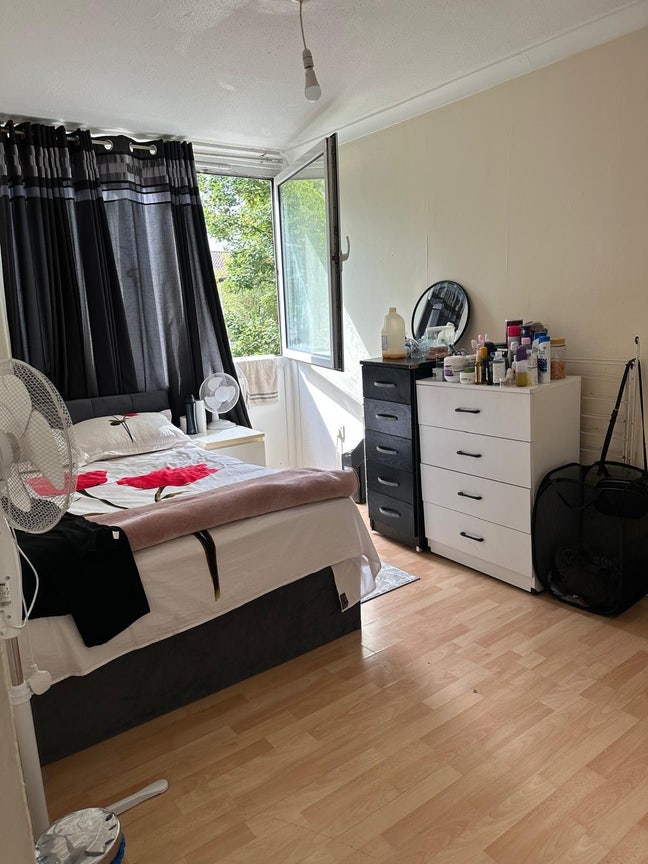 One double bed room available for single person Main Photo