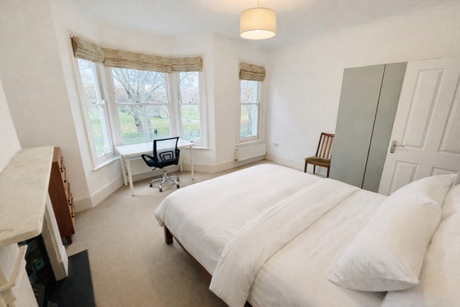 🏡 Huge Room Park Views - All Bills Included 🌳 Main Photo