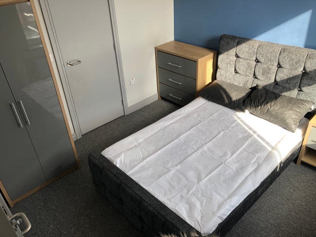 MODERN en suite room in great location near city Main Photo