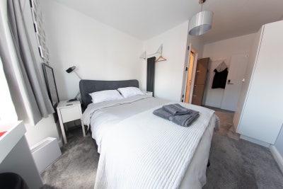 Furnished king bed, en-suite, weekly cleaner! Main Photo