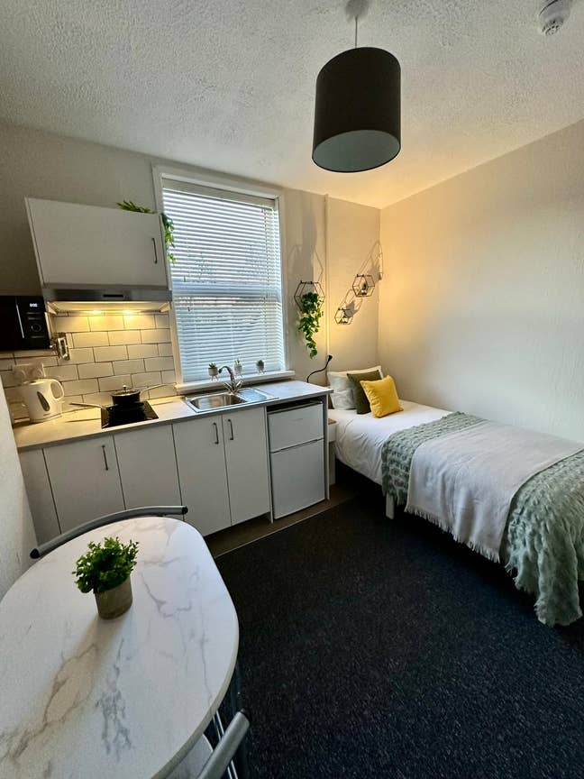 Available Now! Single Room Close to Reading Centre Main Photo