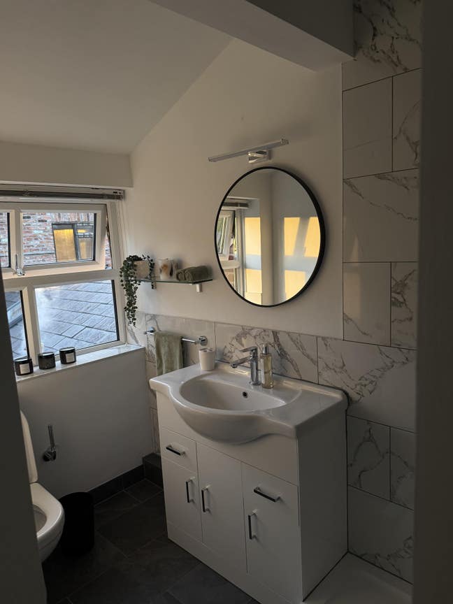 Looking for a girl roomie!!  Main Photo