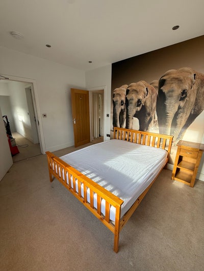 King size bed, walk in wardrobe en-suite bathroom Main Photo