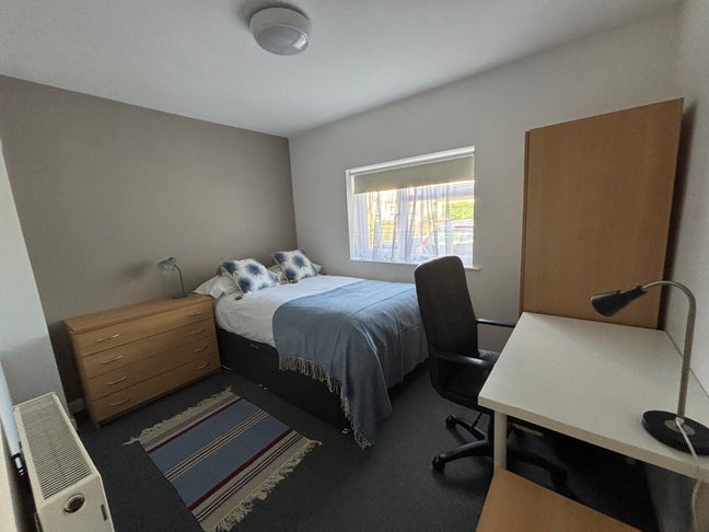 Double en suite in spacious house Main Photo