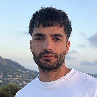 Professional Male seeks a single or double room Main Photo