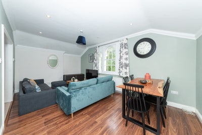 Beautiful Victorian two-bedroom flat in RG1 Main Photo