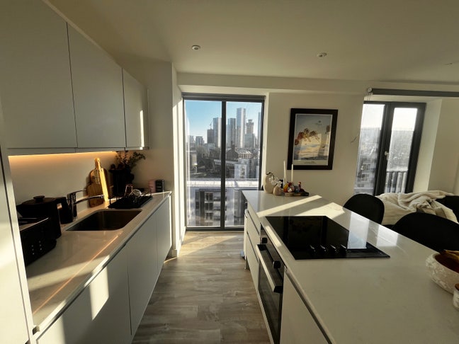 Room available in stunning shared 2 bed apartment Main Photo