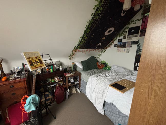 Double Room in Spacious House Main Photo