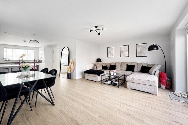 Double bedroom to rent in new build house  Main Photo