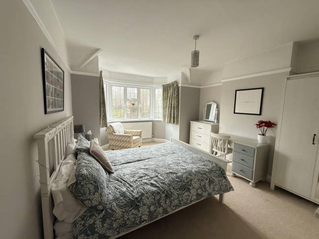 Large double room in Epsom - available Mon - Fri Main Photo