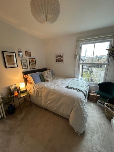 Lovely double room available in beautiful house Main Photo