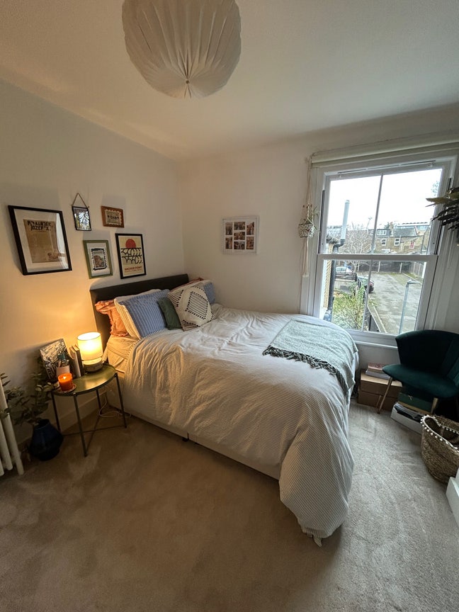 Lovely double room available in beautiful house Main Photo