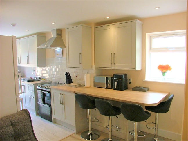 Beautiful ensuite room in stunning house Main Photo