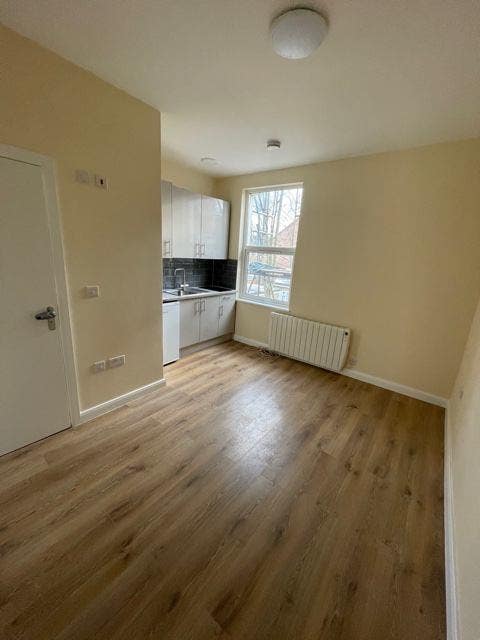 Bowes Road N13-Studio-2Nd Floor-Single Occupancy Main Photo