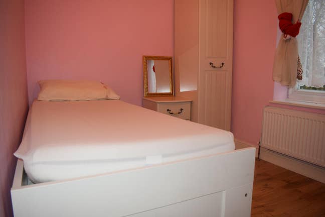 Single room to let, Camberley Main Photo