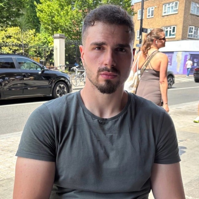 Looking for roomates to share flat with Main Photo