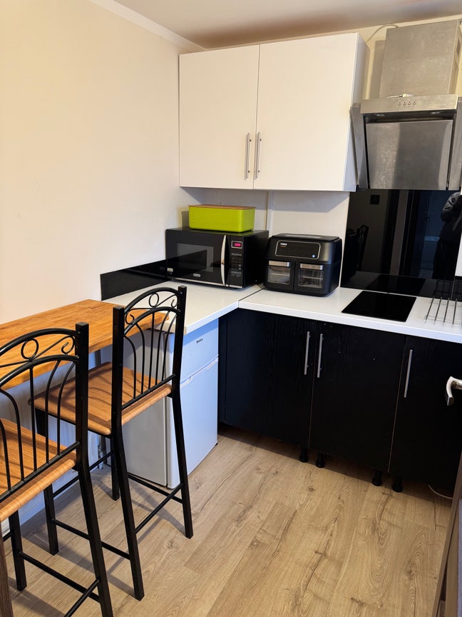 Modern one bedroom property, bills included Main Photo