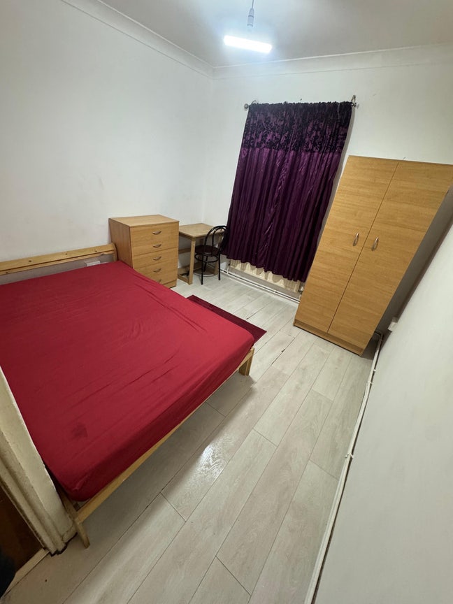 Spacious DBL Room | Near Westferry DLR Station | Main Photo