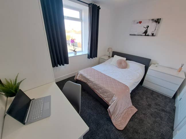 Double En-suite Room With Desk And OSP Main Photo