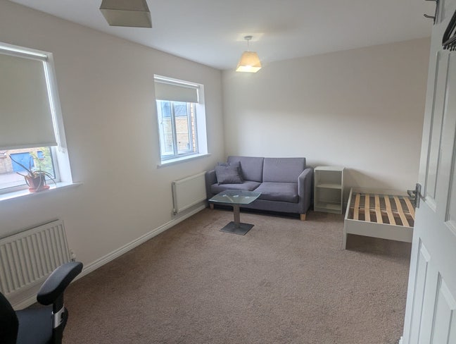 Spacious double room in CB4 Main Photo