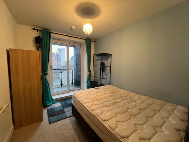 Double Room in top floor flat close to city centre Main Photo