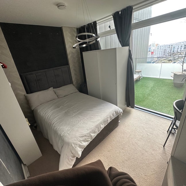 Double Room with Balcony in Modern Apartment Main Photo