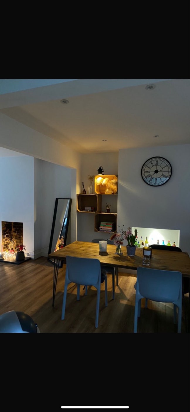 Lovely bright large double on the Victoria Line  Main Photo