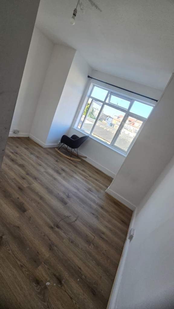 Spacious master bedroom Main Photo