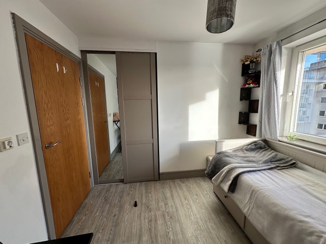 Bright Furnished Room with Extendable Double Bed Main Photo