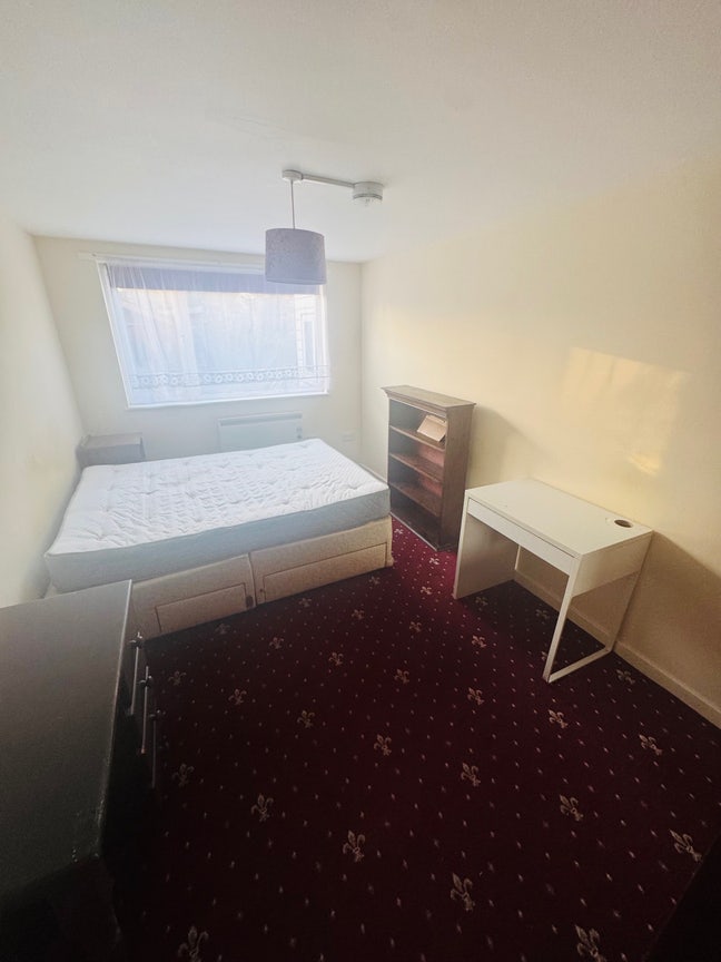 Lovely ensuite double Bedroom - ALL BILLS included Main Photo