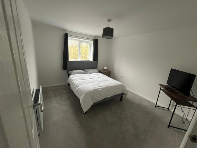 Good sized double room in a new build flat Main Photo