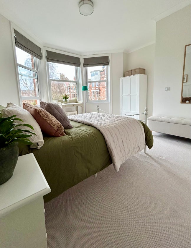 Bright, large room - very close to stations & leas Main Photo