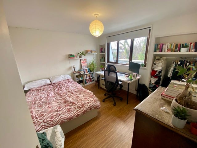 Bright, light double room in peaceful flat  Main Photo