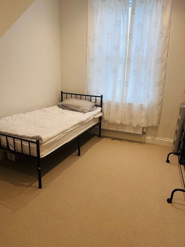 Single Room - Bridport Main Photo