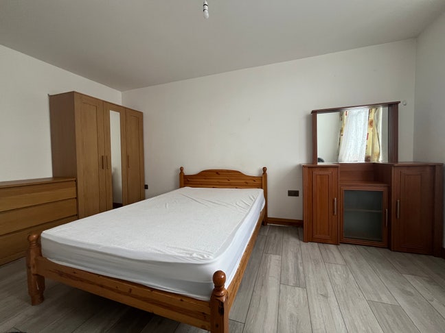 A Spacious Double Room Available Now Main Photo