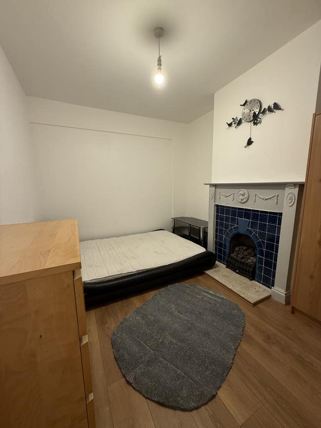 Furnished Double Room In A friendly Family Home  Main Photo