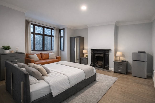 8 Minute walk from Feltham Station - Large Room Main Photo