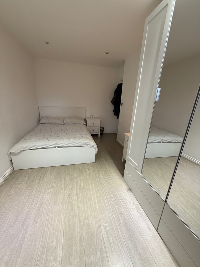 Bright Double Room (1) in Quiet, Well-Located Home Main Photo