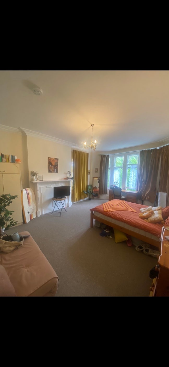 Double room in sociable young professional home Main Photo