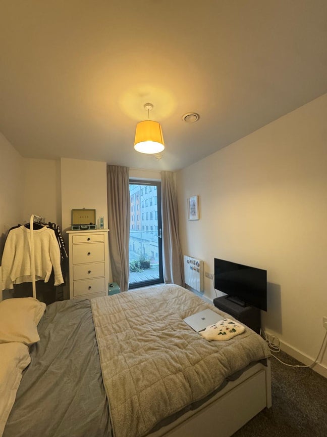Double Bedroom Available in Modern 2-Bed Flat Main Photo