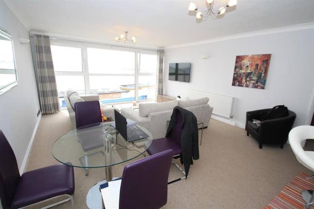 Double Bedroom on Seafront w/ Spacious Living Area Main Photo
