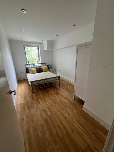 Looking for flat mate south croydon Main Photo