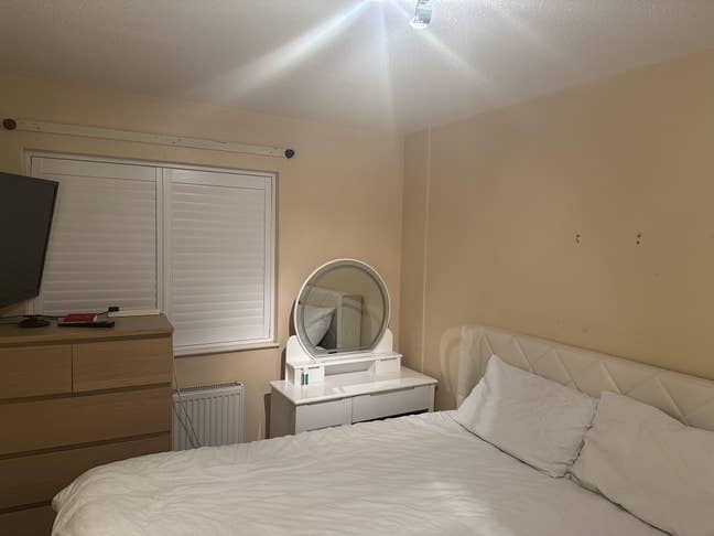 Spacious, Clean Room in Homely London House – Zone Main Photo