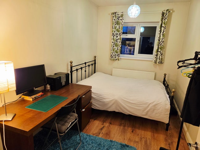 Double bedroom with ensuit toilet for rent Main Photo