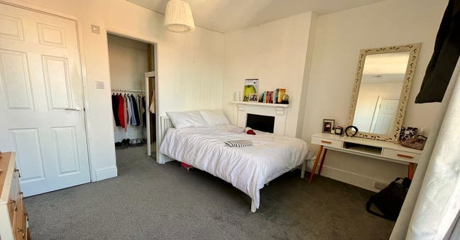 Gorgeous ensuite room in stylish PO5 flat Main Photo