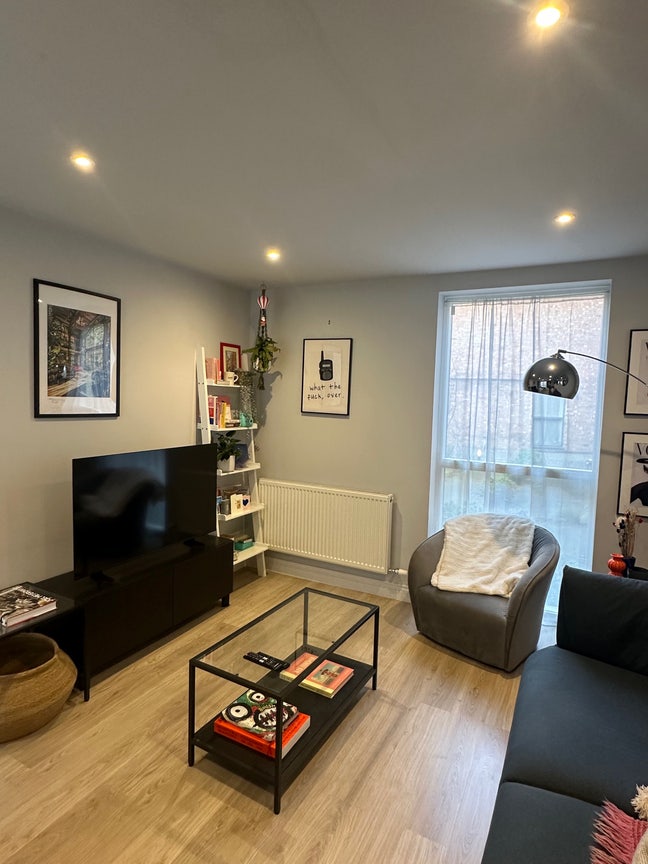 Cosy room in modern 3 storey, East London house! ✨ Main Photo