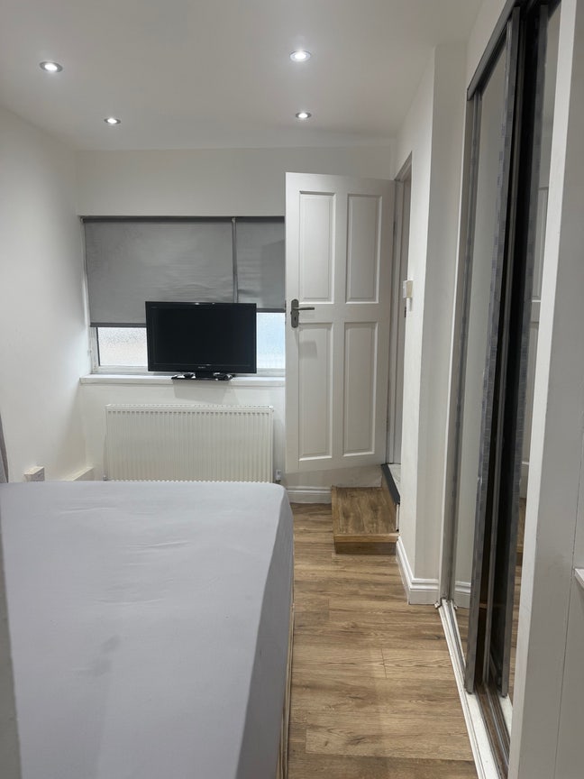 Newly Refurbished Studio with Kitchen and Main Photo